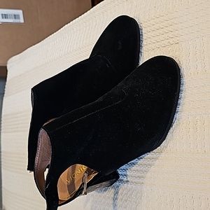 9m vionic black suede heeled bootie